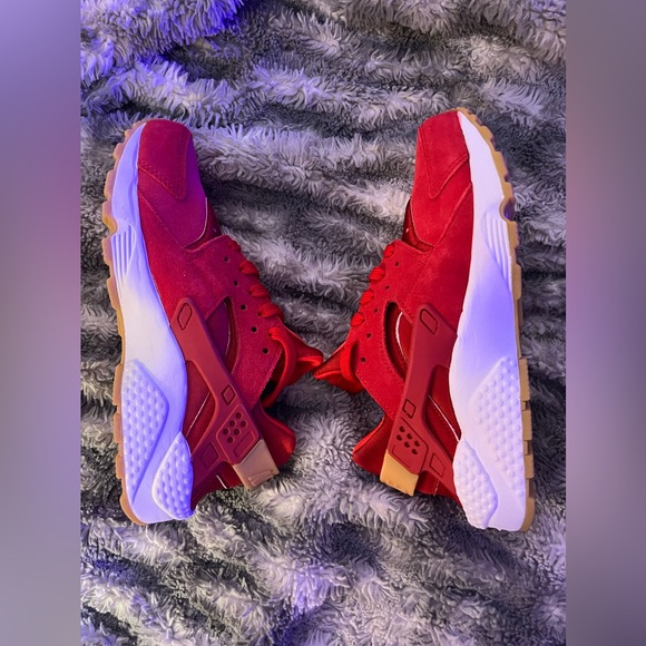 Nike Womens Air Huarache Run SD (red & gum sole) - Picture 2 of 11